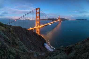 Yaz veya sonbaharda mavi gökyüzü ve bulutlar ile alacakaranlıkta güzel bir akşam ışığında ünlü Golden Gate Köprüsü Klasik panoramik görünümü, San Francisco, California, Abd 