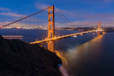 Yaz veya sonbaharda mavi gökyüzü ve bulutlar ile alacakaranlıkta güzel bir akşam ışığında ünlü Golden Gate Köprüsü Klasik panoramik görünümü, San Francisco, California, Abd 