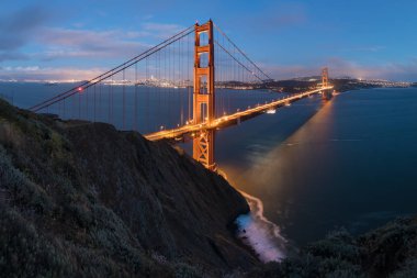 Yaz veya sonbaharda mavi gökyüzü ve bulutlar ile alacakaranlıkta güzel bir akşam ışığında ünlü Golden Gate Köprüsü Klasik panoramik görünümü, San Francisco, California, Abd 
