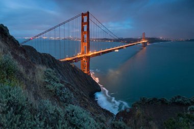 Yaz veya sonbaharda mavi gökyüzü ve bulutlar ile alacakaranlıkta güzel bir akşam ışığında ünlü Golden Gate Köprüsü Klasik panoramik görünümü, San Francisco, California, Abd 