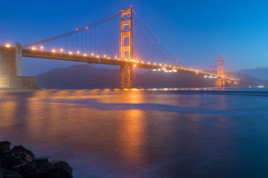 Yaz veya sonbaharda mavi gökyüzü ve bulutlar ile alacakaranlıkta güzel bir akşam ışığında ünlü Golden Gate Köprüsü Klasik panoramik görünümü, San Francisco, California, Abd
