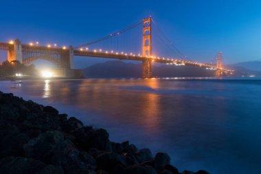 Yaz veya sonbaharda mavi gökyüzü ve bulutlar ile alacakaranlıkta güzel bir akşam ışığında ünlü Golden Gate Köprüsü Klasik panoramik görünümü, San Francisco, California, Abd