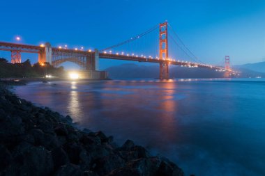 Yaz veya sonbaharda mavi gökyüzü ve bulutlar ile alacakaranlıkta güzel bir akşam ışığında ünlü Golden Gate Köprüsü Klasik panoramik görünümü, San Francisco, California, Abd