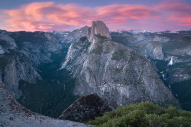 Yarım Kubbe ve Yosemite Vadisi Yosemite Milli Parkı ağaçlar ve kayalar ile renkli gün batımı sırasında. Yosemite en popüler bakış açısında California, Abd Güneşli gün. Güzel manzara arka plan