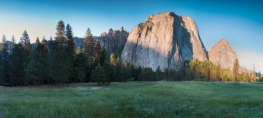Cathedral Rocks ve Cathedral Spires Kaliforniya Sierra Nevada Dağları, Abd Yosemite Vadisi'nin güney tarafında bulunan uçurumlar, payandalar ve dorukların önemli bir koleksiyon