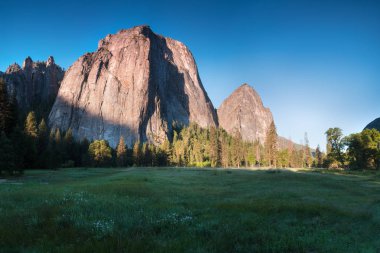 Cathedral Rocks ve Cathedral Spires Kaliforniya Sierra Nevada Dağları, Abd Yosemite Vadisi'nin güney tarafında bulunan uçurumlar, payandalar ve dorukların önemli bir koleksiyon