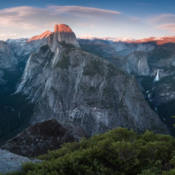 Half Dome Yosemite Völgy Yosemite Nemzeti Parkban Színes Naplemente Alatt — Stock Fotó