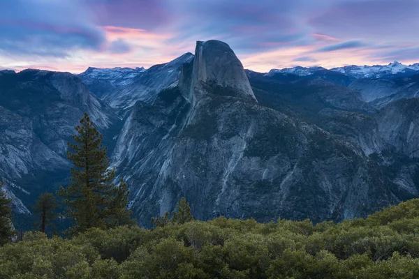 Half Dome Yosemite Völgy Yosemite Nemzeti Parkban Színes Naplemente Alatt — Stock Fotó