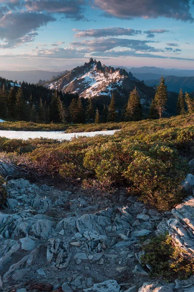 シャスタ山の近くで最後の雪に覆われた岩山 キャッスルクラッグス州立公園からキャッスルドーム キャッスルクラッグス荒野 カリフォルニア州 アメリカ合衆国 — ストック写真