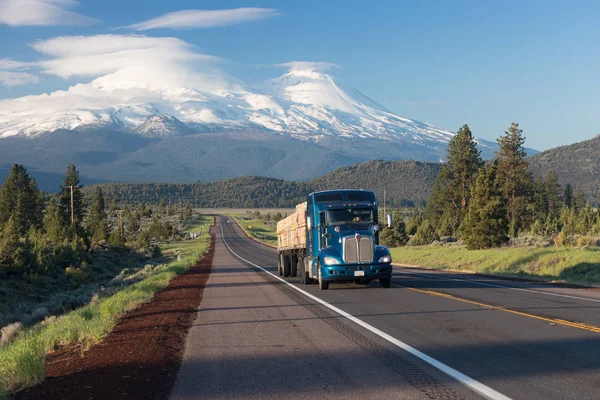 캘리포니아의 샤스타 샤스티나 캘리포니아의 고속도로는 샤스타 화산이라는 산으로 남쪽으로 향하고 — 스톡 사진
