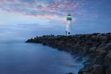 Santa Cruz Breakwater Light (Walton Deniz Feneri) Santa Cruz limanında renkli gündoğumu, Pasifik kıyıları, California, Abd Güzel deniz manzarası arka plan