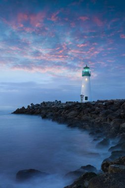 Santa Cruz Breakwater Light (Walton Deniz Feneri) Santa Cruz limanında renkli gündoğumu, Pasifik kıyıları, California, Abd Güzel deniz manzarası arka plan