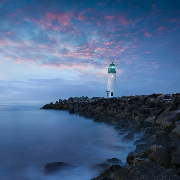 Santa Cruz Breakwater Light (Walton Deniz Feneri) Santa Cruz limanında renkli gündoğumu, Pasifik kıyıları, California, Abd Güzel deniz manzarası arka plan