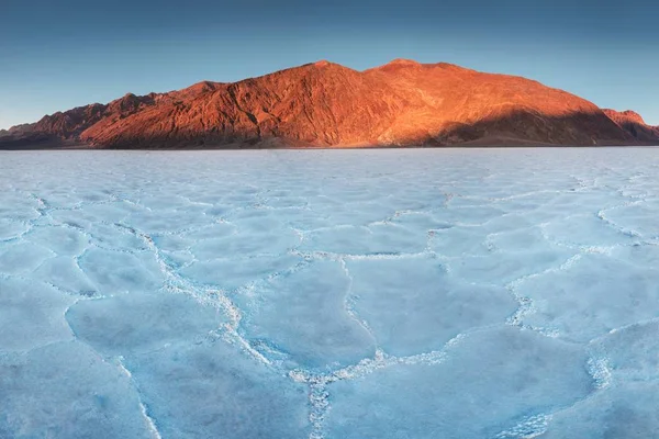Havzalar tuz düzlükler görünümü, Badwater Havzası, Death Valley, Inyo County, California, Amerika Birleşik Devletleri. Ölüm Vadisi Milli Parkı'ndaki Tuzlu Su Oluşumları. Harika gün batımı. Roadtrip için kova listesi