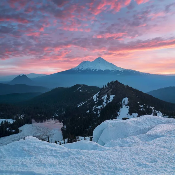 Kaliforniya, ABD'de buzullarla shasta yanardağının klasik görünümü. Heart Lake'ten Panorama. Mount Shasta Siskiyou İlçesi'nde Cascade Aralığı güney ucunda bir yanardağ