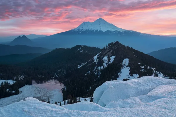 Kaliforniya, ABD'de buzullarla shasta yanardağının klasik görünümü. Heart Lake'ten Panorama. Mount Shasta Siskiyou İlçesi'nde Cascade Aralığı güney ucunda bir yanardağ