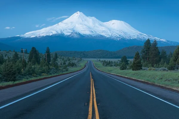 Straße Richtung Der Berge Shasta Und Shastina Kalifornien Highway Der — Stockfoto