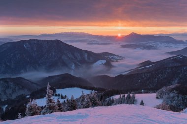 Fantastik sabah kış manzara. Dramatik bulutlu gökyüzü. Yaratıcı kolaj. Güzellik dünyası.