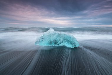 Buzdağları, iklim değişikliği ve Küresel Isınma 'ya hava görüntüsü yolluyor. Ilulissat, Grönland 'daki buzdağının eriyen buzulları. Unesco Dünya Mirası Alanındaki Kuzey Kutbu buz tabakası
