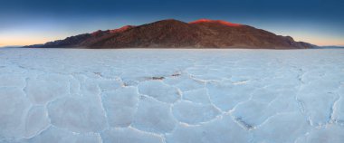 Havzalar tuz düzlükler görünümü, Badwater Havzası, Death Valley, Inyo County, California, Amerika Birleşik Devletleri. Ölüm Vadisi Milli Parkı'ndaki Tuzlu Su Oluşumları. Harika gün batımı. Roadtrip için kova listesi