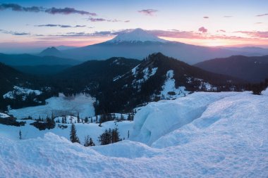 Kaliforniya, ABD'de buzullarla shasta yanardağı görünümü. Shasta Gölü'nden Panorama, Siskiyou County'deki Cascade Sıradağları'nın güney ucunda potansiyel olarak aktif bir yanardağdır.