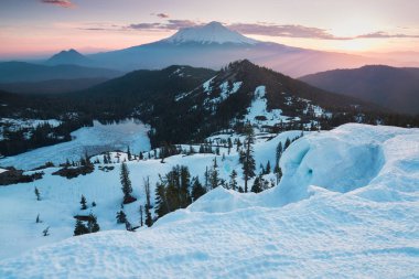 Kaliforniya, ABD'de buzullarla shasta yanardağı görünümü. Shasta Gölü'nden Panorama, Siskiyou County'deki Cascade Sıradağları'nın güney ucunda potansiyel olarak aktif bir yanardağdır.