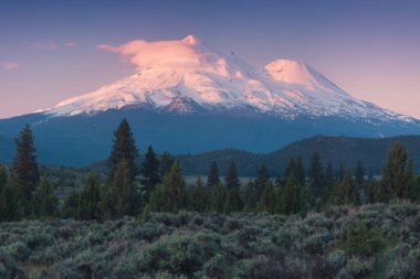 Yarım Kubbe ve Yosemite Vadisi Yosemite Milli Parkı ağaçlar ve kayalar ile renkli gündoğumu sırasında. Yosemite Güzel manzara arka plan en popüler bakış açısıcalifornia, Abd Güneşli gün