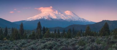 Yarım Kubbe ve Yosemite Vadisi Yosemite Milli Parkı ağaçlar ve kayalar ile renkli gündoğumu sırasında. Yosemite Güzel manzara arka plan en popüler bakış açısıcalifornia, Abd Güneşli gün