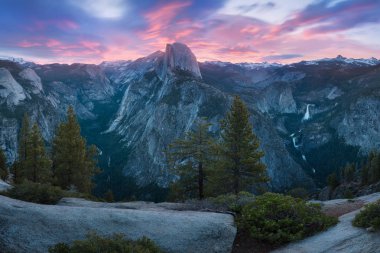 Yarım Kubbe ve Yosemite Vadisi Yosemite Milli Parkı ağaçlar ve kayalar ile renkli gündoğumu sırasında. Yosemite Güzel manzara arka plan en popüler bakış açısıcalifornia, Abd Güneşli gün