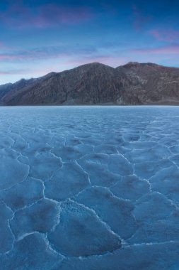 Havzalar tuz düzlükler görünümü, Badwater Havzası, Death Valley, Inyo County, California, Amerika Birleşik Devletleri. Ölüm Vadisi Milli Parkı'ndaki Tuzlu Su Oluşumları. Harika gün batımı. Roadtrip için kova listesi. 