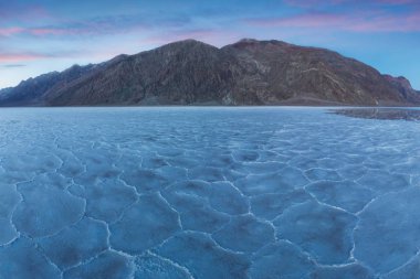 Havzalar tuz düzlükler görünümü, Badwater Havzası, Death Valley, Inyo County, California, Amerika Birleşik Devletleri. Ölüm Vadisi Milli Parkı'ndaki Tuzlu Su Oluşumları. Harika gün batımı. Roadtrip için kova listesi. 