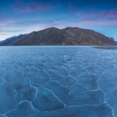 Havzalar tuz düzlükler görünümü, Badwater Havzası, Death Valley, Inyo County, California, Amerika Birleşik Devletleri. Ölüm Vadisi Milli Parkı'ndaki Tuzlu Su Oluşumları. Harika gün batımı. Roadtrip için kova listesi. 