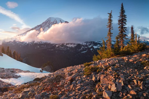 Monte Rainier Torres Sobre Las Montañas Circundantes Sentado Una Elevación — Foto de Stock