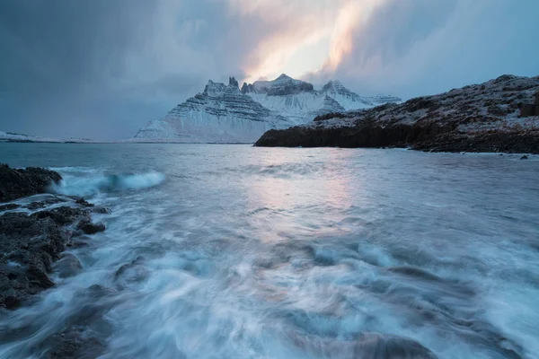 冬季风暴在西部峡湾 冰岛美丽的自然背景 — 图库照片