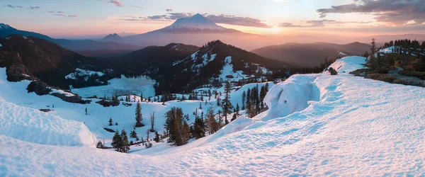 アメリカ合衆国カリフォルニア州の氷河を持つシャスタ山の眺め ハート湖山シャスタからのパノラマは シスキーユ郡のカスケード山脈の南端に潜在的に活火山です — ストック写真