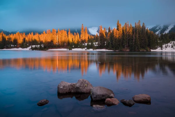 10.492 feet yükseklikte, Jefferson Dağı Oregon'un ikinci en yüksek dağıdır. Mount Jefferson Wilderness Area, Oregon Kar kaplı merkezi Oregon Cascade yanardağ Mount Jefferson bir çam ormanı üzerinde yükselir