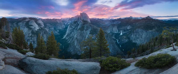 Yarım Kubbe Yosemite Vadisi Yosemite Milli Parkı Ağaçlar Kayalar Ile — Stok fotoğraf