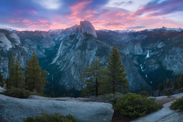 Half Dome Yosemite Völgy Yosemite Nemzeti Parkban Során Színes Napfelkeltét — Stock Fotó