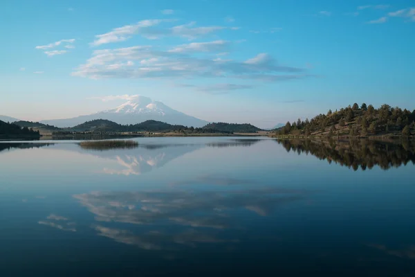 Відображення Снігу Увінчані Гори Шаста Ясній Воді Озері Світанку Штаті — стокове фото