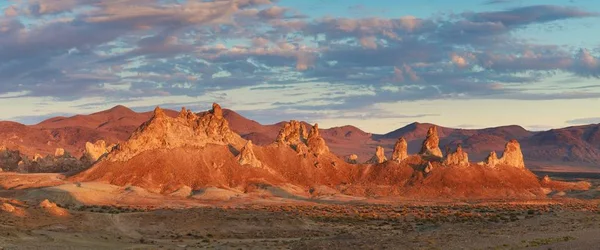 Trona Pinnacles yaklaşık 500 tufa spires California Çöl Ulusal Koruma Alanı gizli, çok uzak olmayan Death Valley Ulusal Parkı, Kaliforniya, ABD. 
