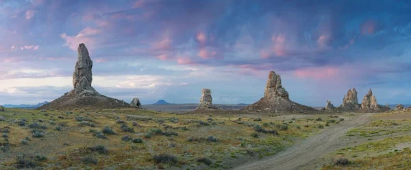 Trona Pinnacles yaklaşık 500 tufa spires California Çöl Ulusal Koruma Alanı gizli, çok uzak olmayan Death Valley Ulusal Parkı, Kaliforniya, ABD. Bölgede büyük bir deprem 2019 