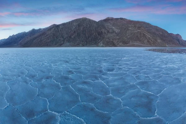 Havzalar tuz düzlükler görünümü, Badwater Havzası, Death Valley, Inyo County, California, Amerika Birleşik Devletleri. Ölüm Vadisi Milli Parkı'ndaki Tuzlu Su Oluşumları. Harika gün batımı. Roadtrip için kova listesi. 