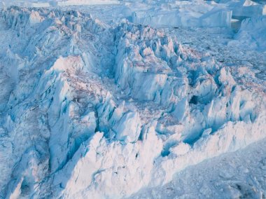 Buzdağları, iklim değişikliği ve Küresel Isınma 'ya hava görüntüsü yolluyor. Ilulissat, Grönland 'daki buzdağının eriyen buzulları. Unesco Dünya Mirası Alanındaki Kuzey Kutbu buz tabakası