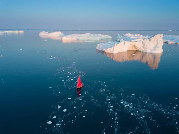 Pequeno Veleiro Vermelho Cruzando Entre Icebergs Flutuantes Geleira Disko Bay — Fotografia de Stock