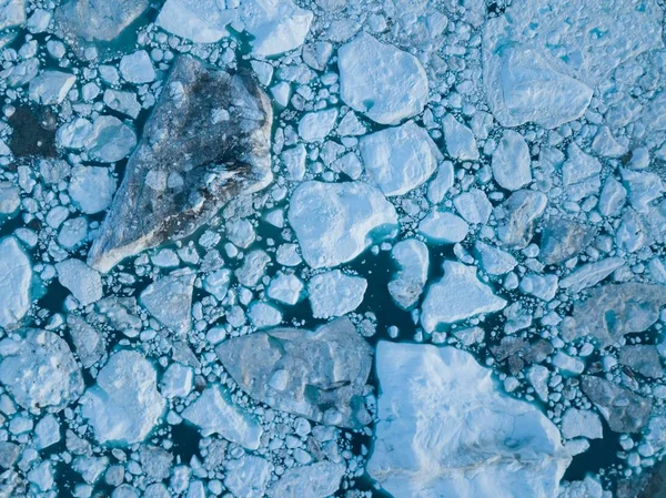 氷山ドローンの空中画像トップビュー 気候変動と地球温暖化 グリーンランドのイルリサットのアイスフィヨルドで氷河を融解する氷山 ユネスコ世界遺産に登録されている北極圏の自然氷景観 — ストック写真