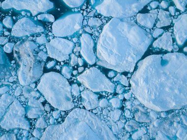 Buzdağları, iklim değişikliği ve Küresel Isınma 'ya hava görüntüsü yolluyor. Ilulissat, Grönland 'daki buzdağının eriyen buzulları. Unesco Dünya Mirası Alanındaki Kuzey Kutbu buz tabakası