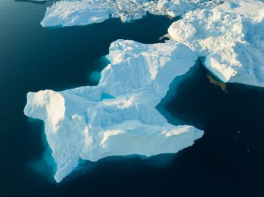 Buzdağları, iklim değişikliği ve Küresel Isınma 'ya hava görüntüsü yolluyor. Ilulissat, Grönland 'daki buzdağının eriyen buzulları. Unesco Dünya Mirası Alanındaki Kuzey Kutbu buz tabakası