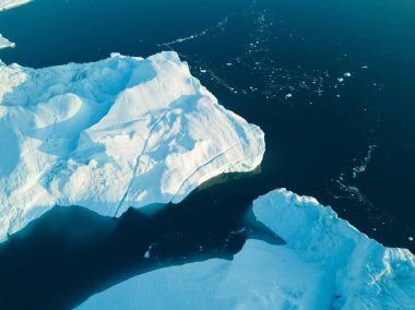 Buzdağları, iklim değişikliği ve Küresel Isınma 'ya hava görüntüsü yolluyor. Ilulissat, Grönland 'daki buzdağının eriyen buzulları. Unesco Dünya Mirası Alanındaki Kuzey Kutbu buz tabakası