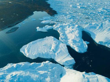Buzdağları, iklim değişikliği ve Küresel Isınma 'ya hava görüntüsü yolluyor. Ilulissat, Grönland 'daki buzdağının eriyen buzulları. Unesco Dünya Mirası Alanındaki Kuzey Kutbu buz tabakası