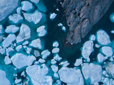 Buzdağları, iklim değişikliği ve Küresel Isınma 'ya hava görüntüsü yolluyor. Ilulissat, Grönland 'daki buzdağının eriyen buzulları. Unesco Dünya Mirası Alanındaki Kuzey Kutbu buz tabakası